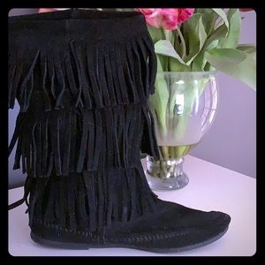 Perfect Fall Boot!! Minnetonka 3 tier suede boots